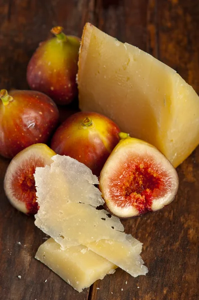 Pecorino ost og friske figner - Stock-foto