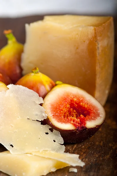 Pecorino peyniri ve taze incir — Stok fotoğraf