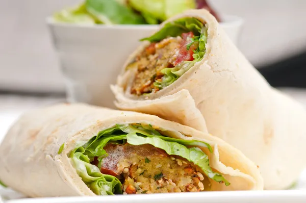 Sanduíche de rolo de pão pita Falafel — Fotografia de Stock