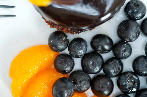 Bolo de chocolate e frutas — Fotografia de Stock