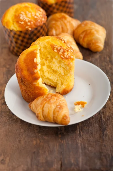 Frisch gebackener Muffin und Croissant Mignon — Stockfoto