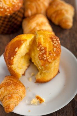 taze pişmiş kek ve kruvasan mignon