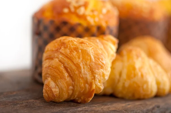 Fresh baked muffin and croissant mignon — Stock Photo, Image