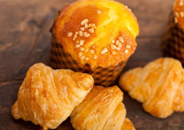 Fresh baked muffin and croissant mignon — Stock Photo, Image