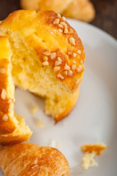 Frisch gebackener Muffin und Croissant Mignon — Stockfoto