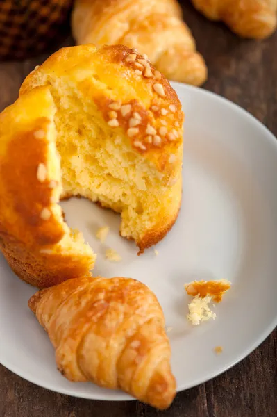 Fresh baked muffin and croissant mignon — Stock Photo, Image