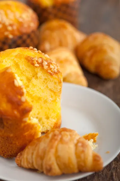 Bolinho assado fresco e mignon croissant — Fotografia de Stock