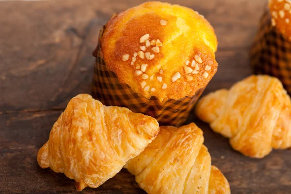 Fresh baked muffin and croissant mignon — Stock Photo, Image