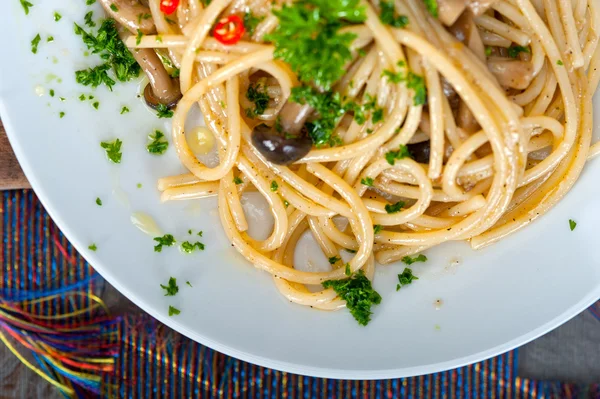 İtalyan makarna ve mantar sosu — Stok fotoğraf