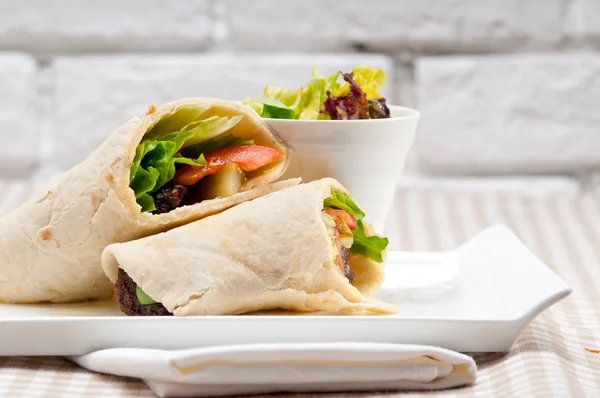 Kafta shoarma kip pita wrap roll sandwich — Stockfoto