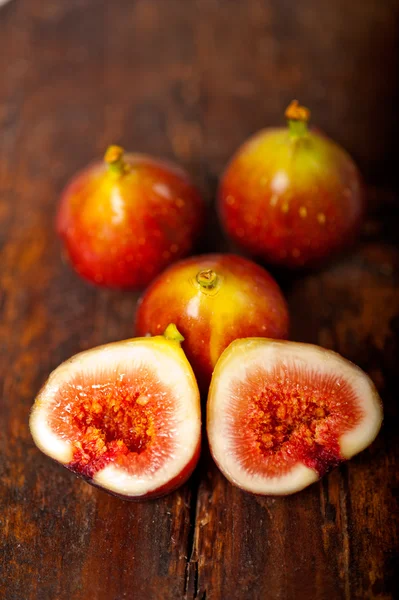 Fresh figs over old wood — Stock Photo, Image