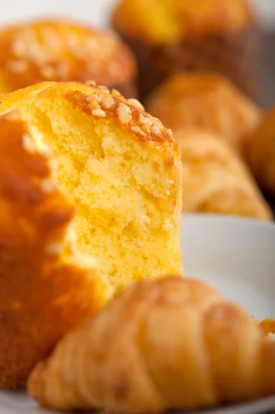 Fresh baked muffin and croissant mignon — Stock Photo, Image