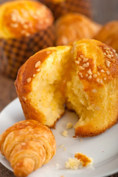 Fresh baked muffin and croissant mignon — Stock Photo, Image