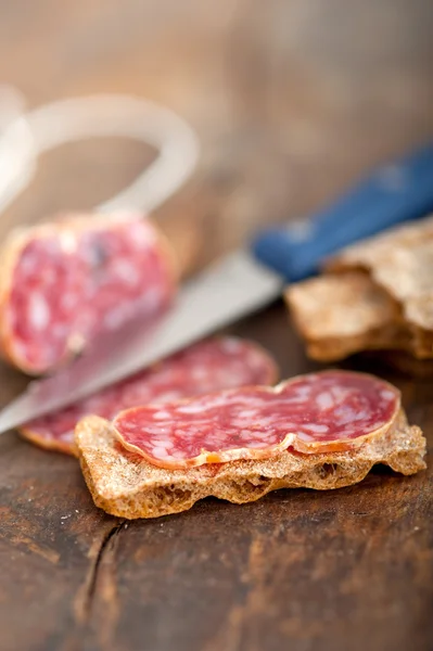 Pressato włoski salame wciśnięty, cięcie — Zdjęcie stockowe