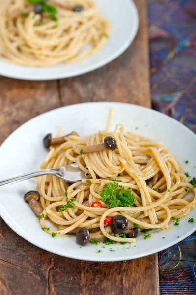 Italiaanse pasta en champignonsaus — Stockfoto