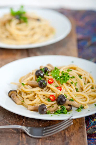 Italiaanse pasta en champignonsaus — Stockfoto