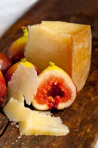 Pecorino peyniri ve taze incir — Stok fotoğraf