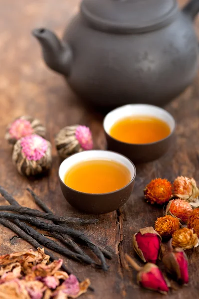 Kiinalainen tyyli kasviperäisten kukka teetä — kuvapankkivalokuva