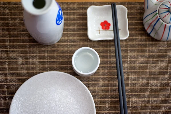Ensemble de table de style japonais et saké — Photo