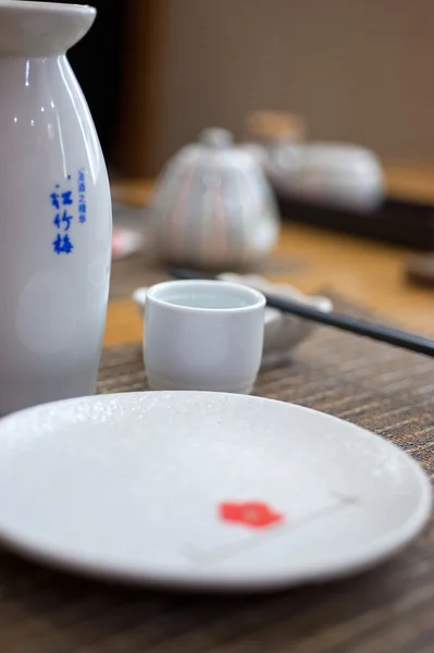 Tabel van Japanse stijlenset en sake — Stockfoto