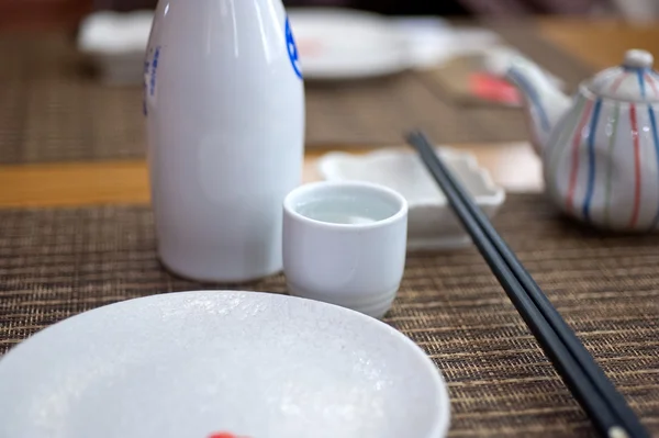 Conjunto de mesa estilo japonês e sake — Fotografia de Stock