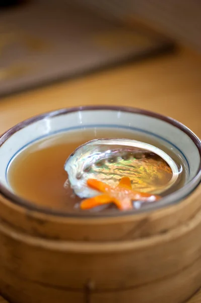 Sopa de abulón estilo japonés cáscara vacía — Foto de Stock