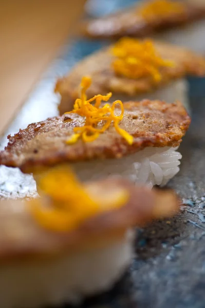 Japonský styl suši smažená husí játra — Stock fotografie