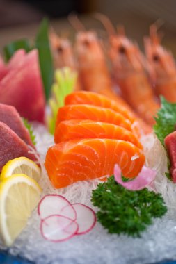 Japon tarzı muhtelif sashimi çanak