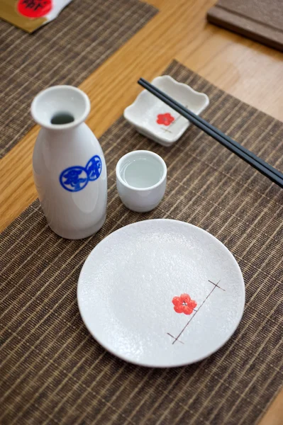 Tabel van Japanse stijlenset en sake — Stockfoto