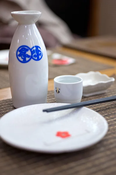 Conjunto de mesa estilo japonês e sake — Fotografia de Stock