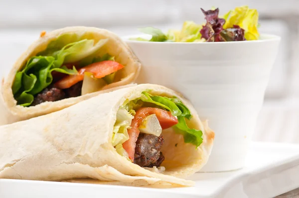 Kafta shawarma Huhn Pita wickeln Brötchen Sandwich — Stockfoto