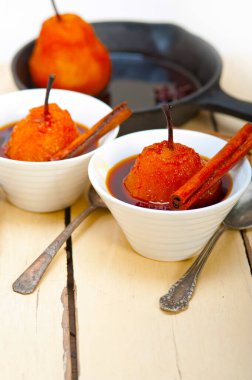 Haşlanmış armut lezzetli ev yapımı tarifi ove beyaz rustik ahşap masa