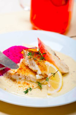 Taze şeftali eriği ve ejderha meyveli kekik dilimleri ile kızartılmış fileto fileto.