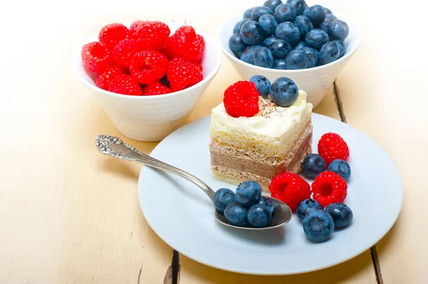 Fresh Homemade Raspberry Blueberry Cream Cake — Stock Photo, Image