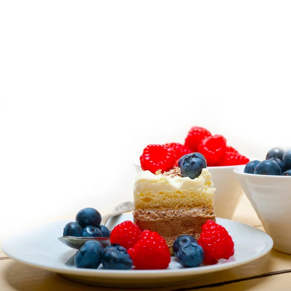 新鮮な自家製のラズベリーとブルーベリー クリームのケーキ — ストック写真