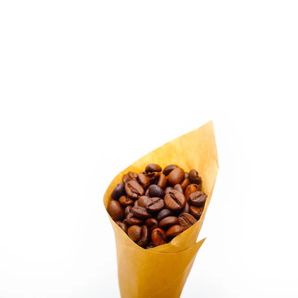 Espresso Kaffeebohnen Auf Einem Papierkegel Füllhorn Über Weißem Hintergrund — Stockfoto