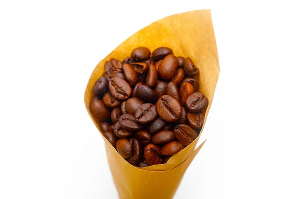 Espresso Kaffeebohnen Auf Einem Papierkegel Füllhorn Über Weißem Hintergrund — Stockfoto