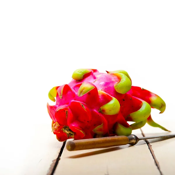 Świeże Tajskie Purpurowe Smocze Owoce Nad Białym Rustykalnym Stołem — Zdjęcie stockowe