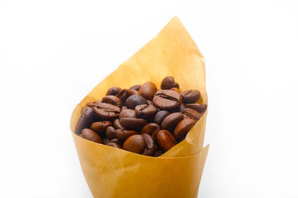 Espresso Kaffeebohnen Auf Einem Papierkegel Füllhorn Über Weißem Hintergrund — Stockfoto