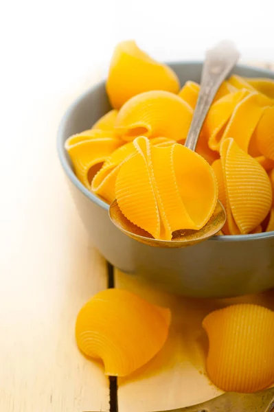 Rohe Italienische Schnecken Lumaconi Pasta Auf Einer Blauen Schüssel Über — Stockfoto