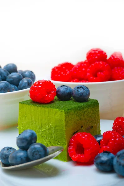 绿茶抹茶慕斯蛋糕与覆盆子和蓝莓顶上 — 图库照片