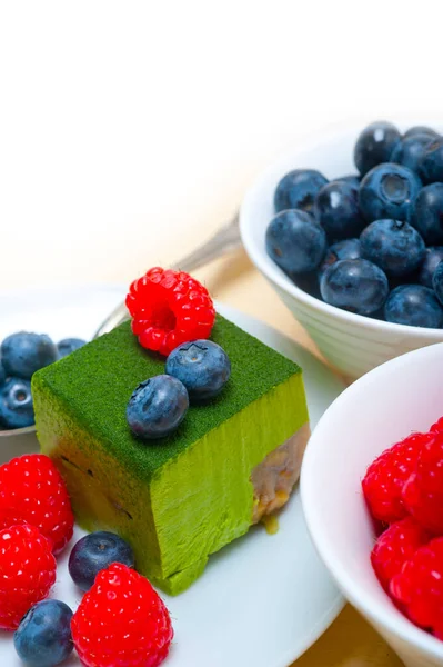 绿茶抹茶慕斯蛋糕与覆盆子和蓝莓顶上 — 图库照片