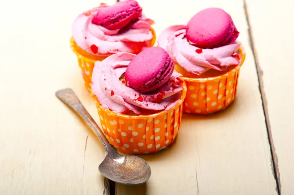 Fresh Pink Berry Cream Cupcake Macaroon Top Rustic Wood Table — Stock Photo, Image