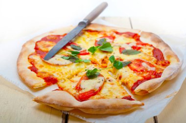 Geleneksel İtalyan pizza Margherita domates mozzarella ve fesleğen