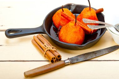 Haşlanmış armut lezzetli ev yapımı tarifi ove beyaz rustik ahşap masa