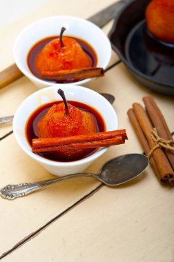 Haşlanmış armut lezzetli ev yapımı tarifi ove beyaz rustik ahşap masa