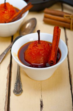 Haşlanmış armut lezzetli ev yapımı tarifi ove beyaz rustik ahşap masa