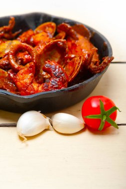 Demir tavada pişirilmiş taze deniz ürünleri güveci. 