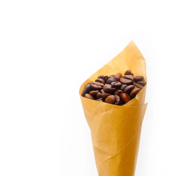 Кофейные Зерна Эспрессо Бумажном Конусе Рога Рога Белом Фоне — стоковое фото