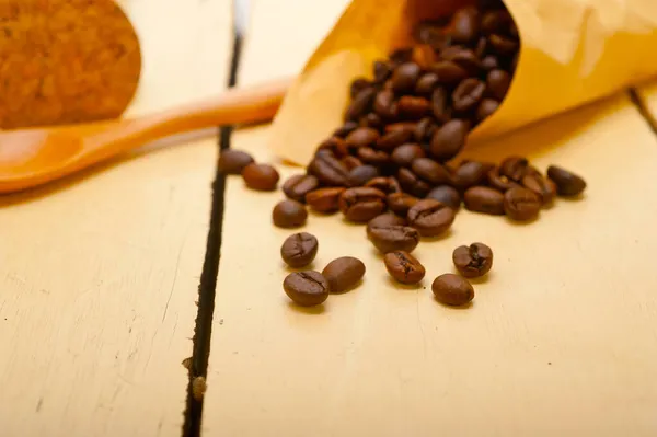 Espresso Kaffeebohnen Auf Einem Papierkegel Füllhorn Über Weißem Hintergrund — Stockfoto